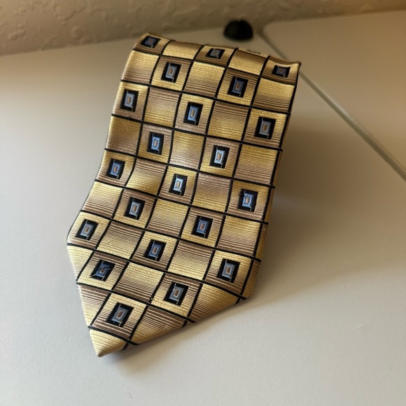 Insignia Martin Wong Silk Gold Geometric Patterned Tie Office Business Formal - Picture 1 of 4